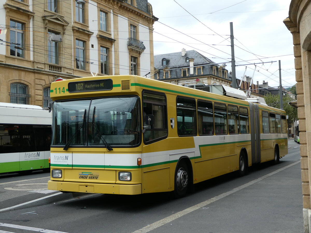 (255'236) - transN, La Chaux-de-Fonds - Nr. 114 - NAW/Hess Gelenktrolleybus (ex TN Neuchtel Nr. 114) am 16. September 2023 in Neuchtel, Place Pury