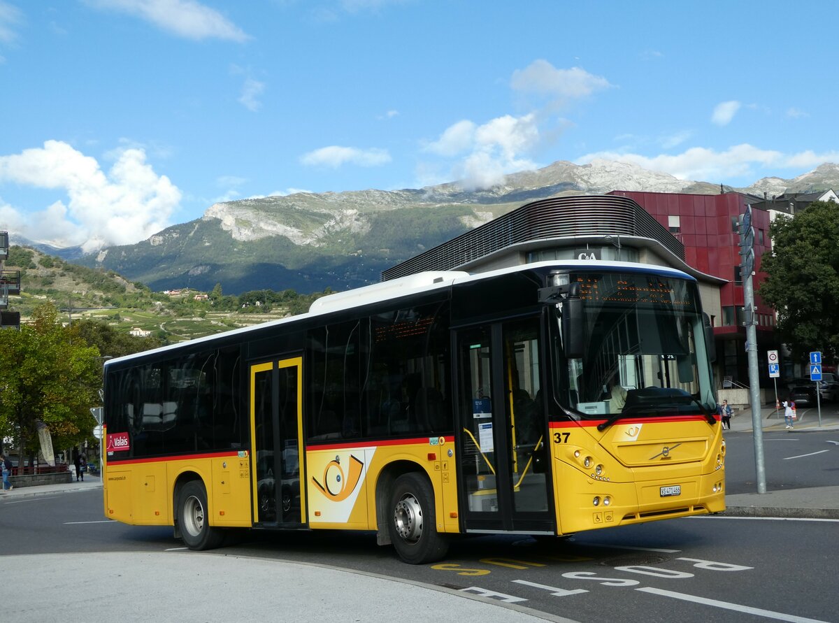 (255'488) - PostAuto Wallis - Nr. 37/VS 471'466/PID 10'867 - Volvo am 23. September 2023 beim Bahnhof Sion