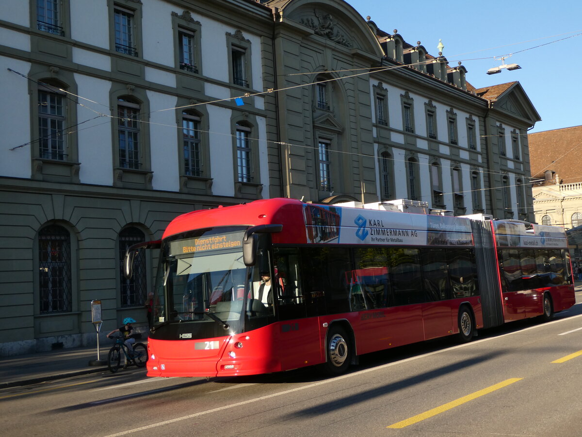 (255'554) - Bernmobil, Bern - Nr. 21 - Hess/Hess Gelenktrolleybus am 25. September 2023 beim Bahnhof Bern