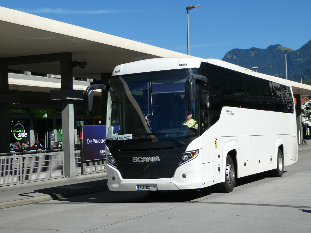 (255'586) - Aus Slowenien: ??? - LJ 63-IUK - Scania/Higer am 26. September 2023 beim Bahnhof Chur 