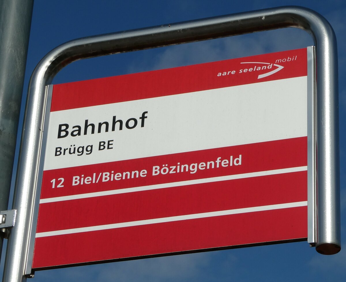 (255'700) - aare seeland mobil-Haltestellenschild - Brgg BE, Bahnhof - am 30. September 2023