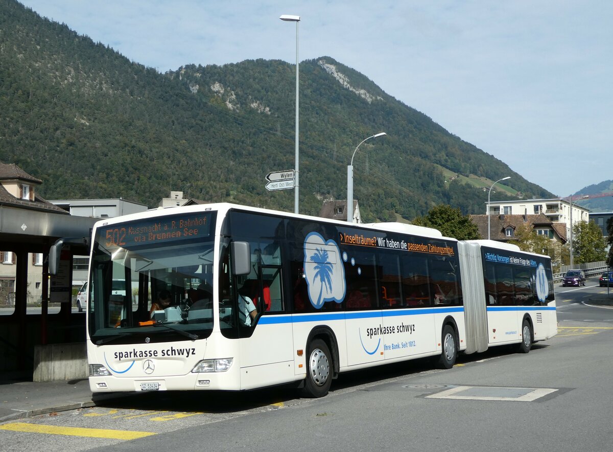 (255'874) - AAGS Schwyz - Nr. 34/SZ 53'434 - Mercedes am 5. Oktober 2023 beim Bahnhof Brunnen