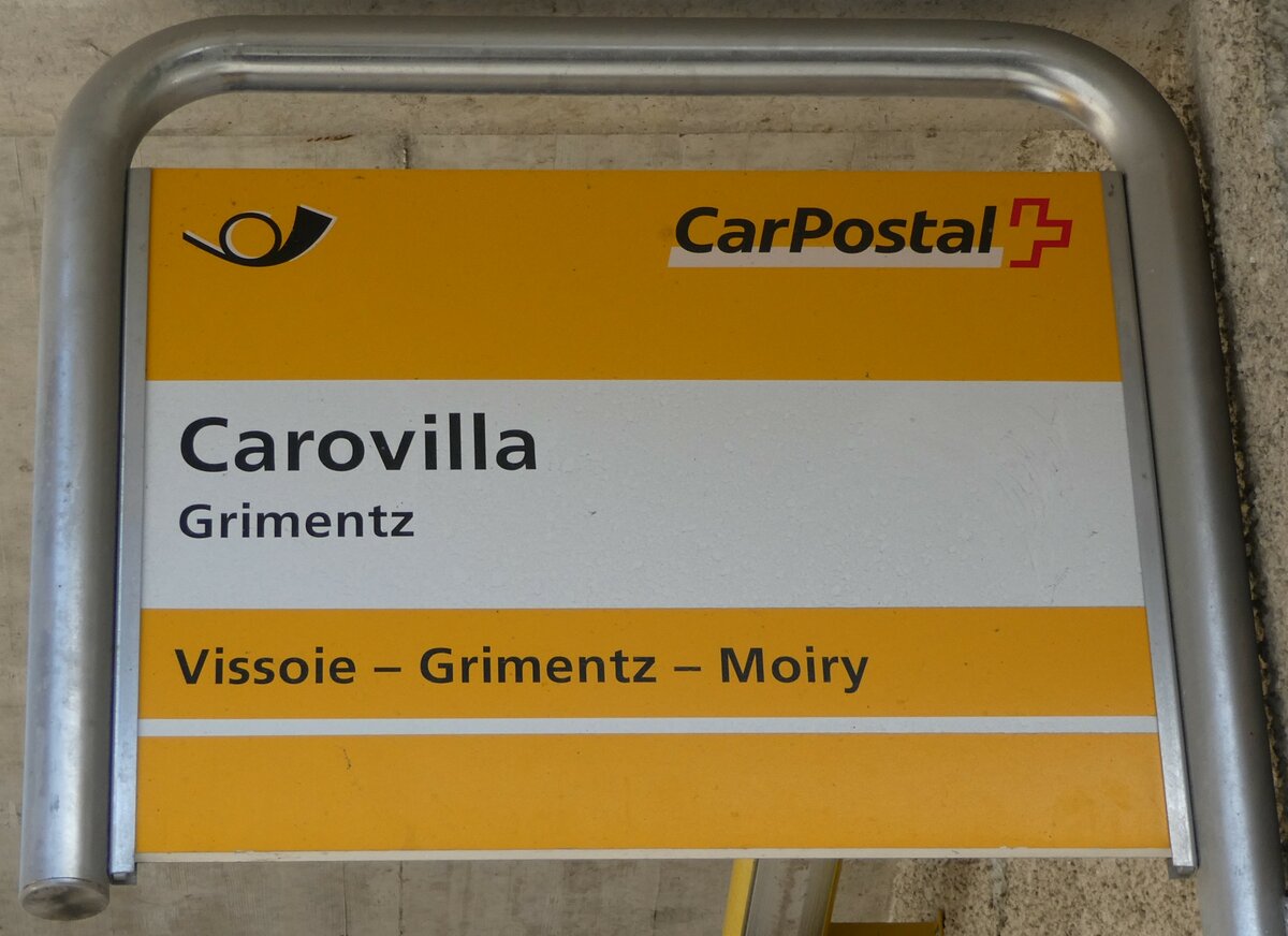 (256'046) - PostAuto-Haltestellenschild - Grimentz, Carovilla - am 8. Oktober 2023