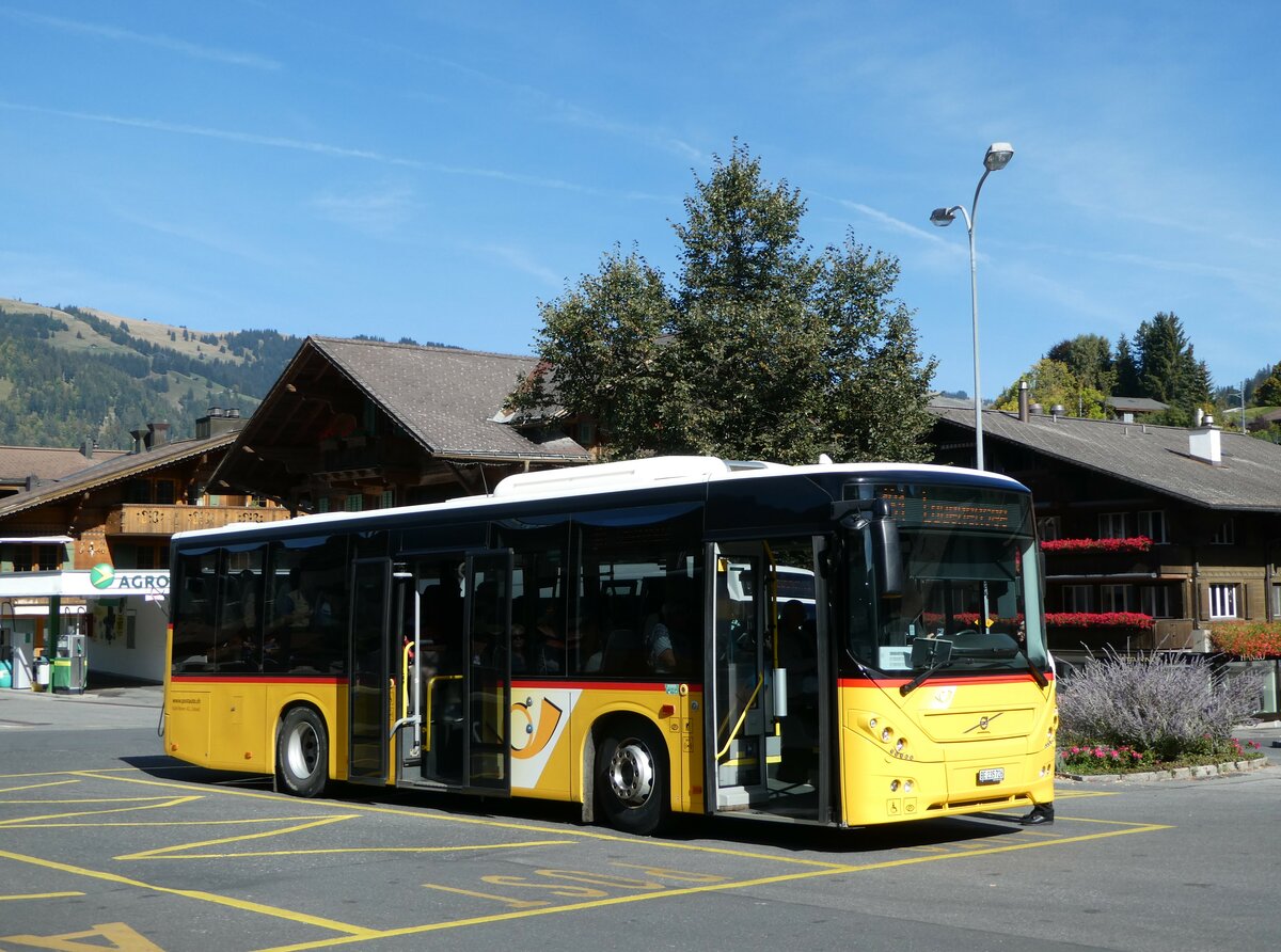 (256'080) - Kbli, Gstaad - BE 235'726/PID 10'535 - Volvo am 12. Oktober 2023 beim Bahnhof Gstaad