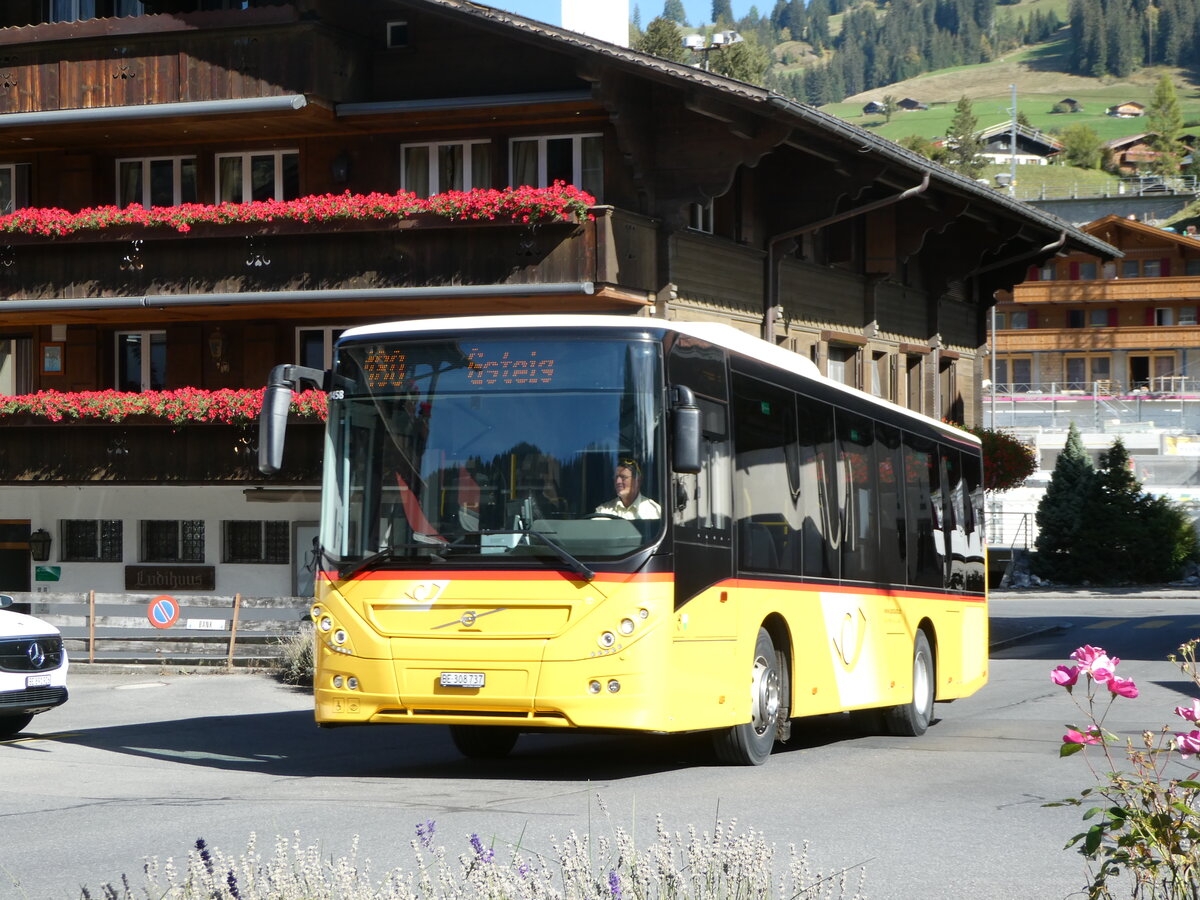 (256'087) - Kbli, Gstaad - BE 308'737/PID 11'458 - Volvo am 12. Oktober 2023 beim Bahnhof Gstaad
