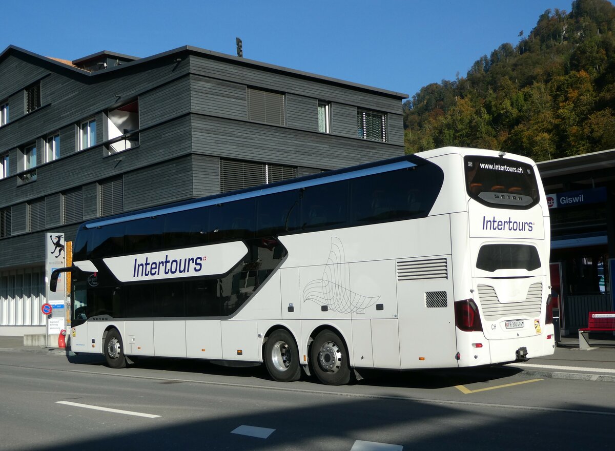 (256'136) - Intertours, Domdidier - FR 300'494 - Setra am 16. Oktober 2023 beim Bahnhof Giswil
