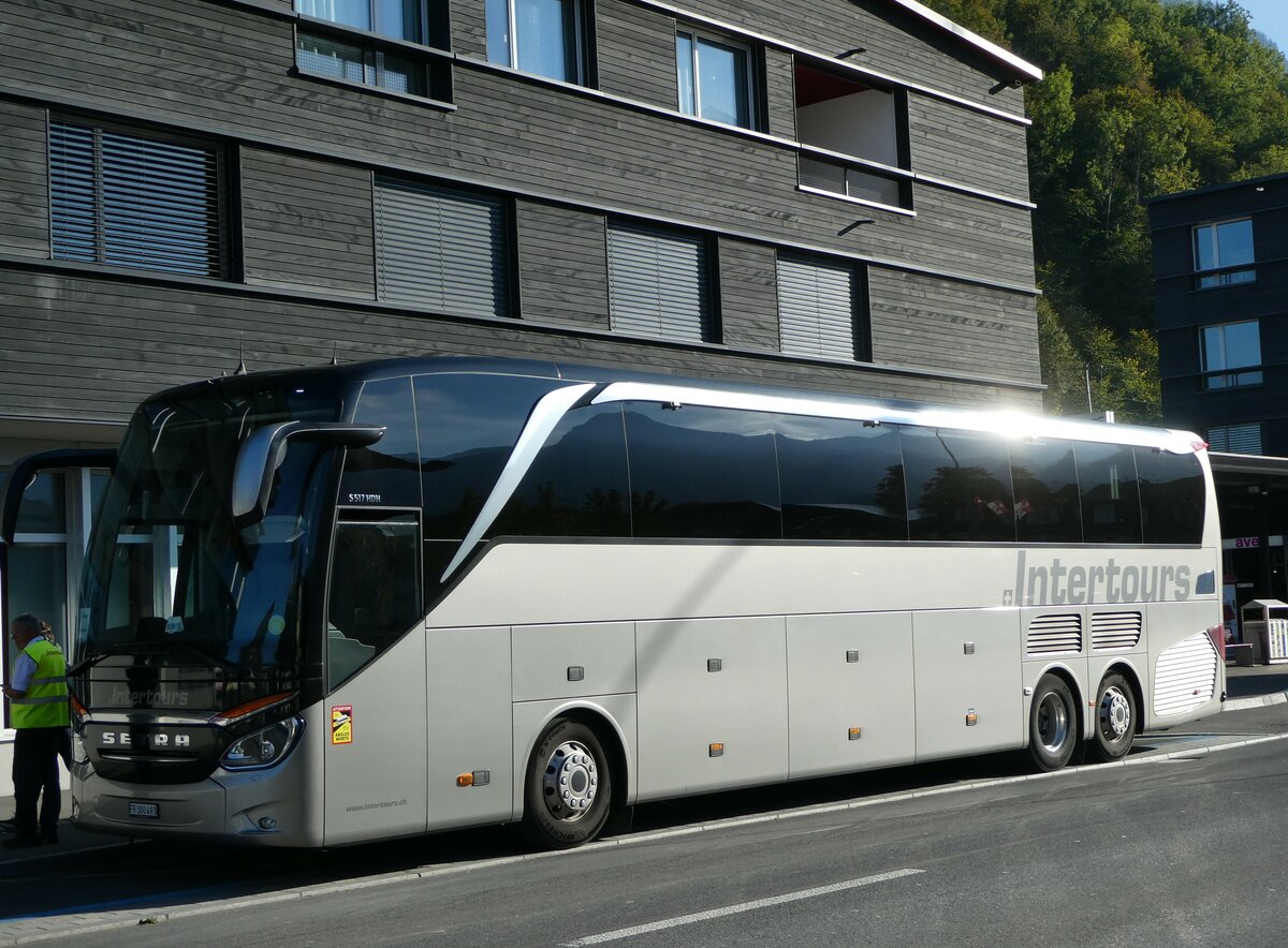 (256'137) - Intertours Domdidier - FR 300'493 - Setra am 16. Oktober 2023 beim Bahnhof Giswil