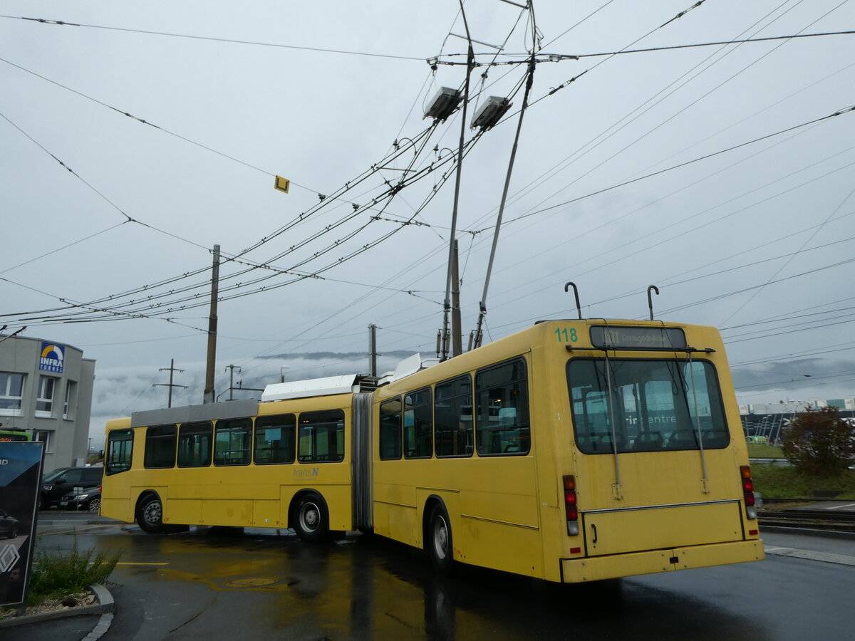(256'181) - transN, La Chaux-de-Fonds - Nr. 118 - NAW/Hess Gelenktrolleybus (ex TN Neuchtel Nr. 118) am 19. Oktober 2023 beim Bahnhof Marin-pagnier 