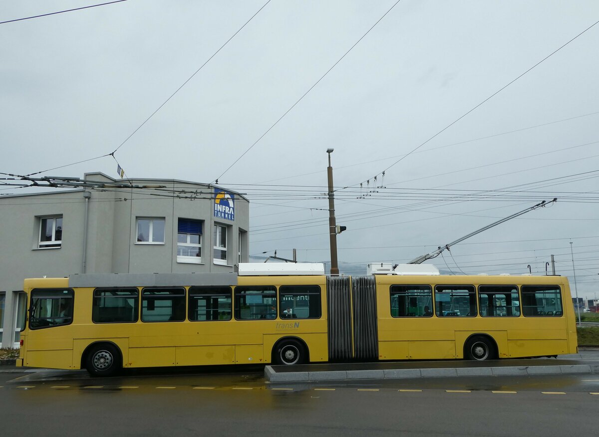 (256'183) - transN, La Chaux-de-Fonds - Nr. 118 - NAW/Hess Gelenktrolleybus (ex TN Neuchtel Nr. 118) am 19. Oktober 2023 beim Bahnhof Marin-pagnier