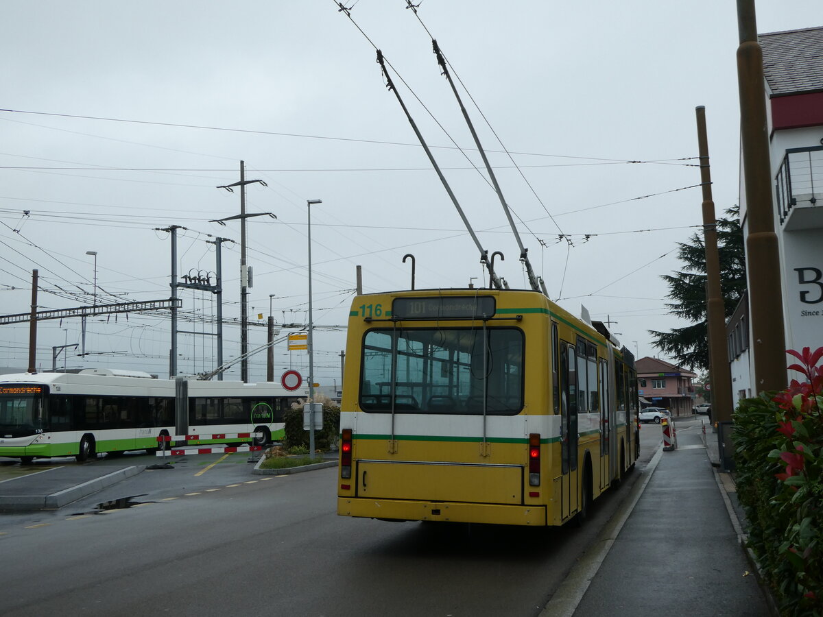 (256'200) - transN, La Chaux-de-Fonds - Nr. 116 - NAW/Hess Gelenktrolleybus (ex TN Neuchtel Nr. 116) am 19. Oktober 2023 beim Bahnhof Marin-pagnier