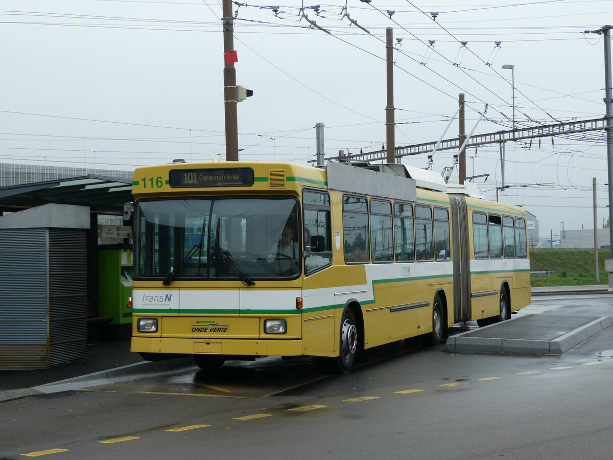 (256'201) - transN, La Chaux-de-Fonds - Nr. 116 - NAW/Hess Gelenktrolleybus (ex TN Neuchtel Nr. 116) am 19. Oktober 2023 beim Bahnhof Marin-pagnier