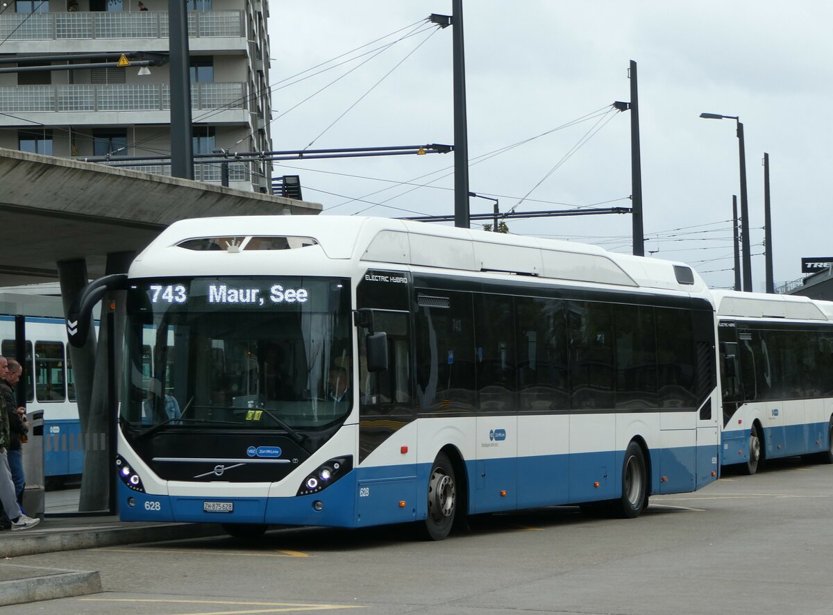 (256'310) - VBZ Zrich - Nr. 628/ZH 875'628 - Volvo am 21. Oktober 2023 beim Bahnhof Zrich Stettbach