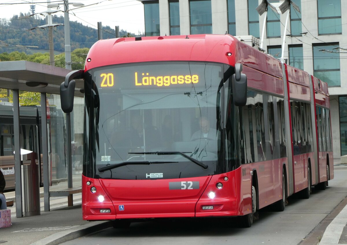 (256'423) - Bernmobil, Bern - Nr. 52 - Hess/Hess Doppelgelenktrolleybus am 26. Oktober 2023 beim Bahnhof Bern Wankdorf