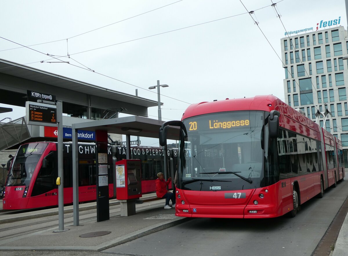 (256'433) - Bernmobil, Bern - Nr. 47 - Hess/Hess Doppelgelenktrolleybus am 26. Oktober 2023 beim Bahnhof Bern Wankdorf
