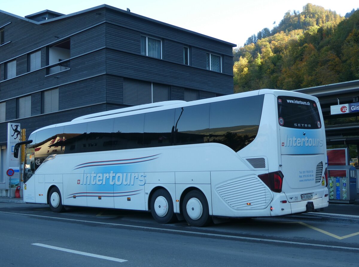 (256'457) - Intertours, Domdidier - FR 300'647 - Setra am 28. Oktober 2023 beim Bahnhof Giswil