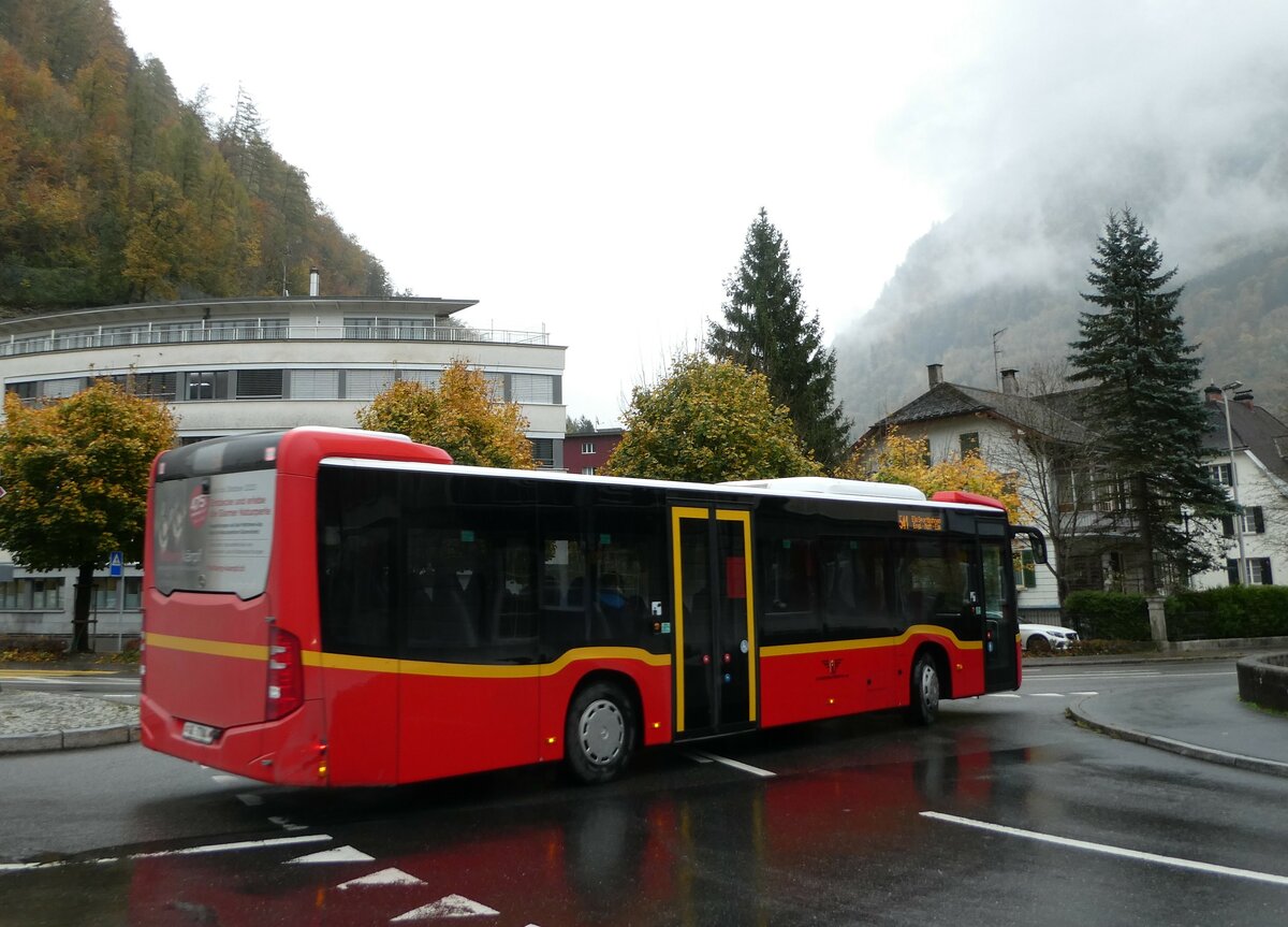 (256'612) - AS Engi - Nr. 4/GL 7704 - Mercedes am 31. Oktober 2023 beim Bahnhof Schwanden