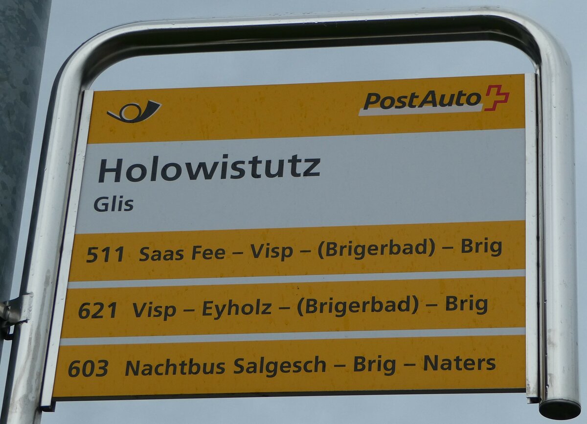 (256'629) - PostAuto-Haltestellenschild - Glis, Holowistutz - am 2. November 2023
