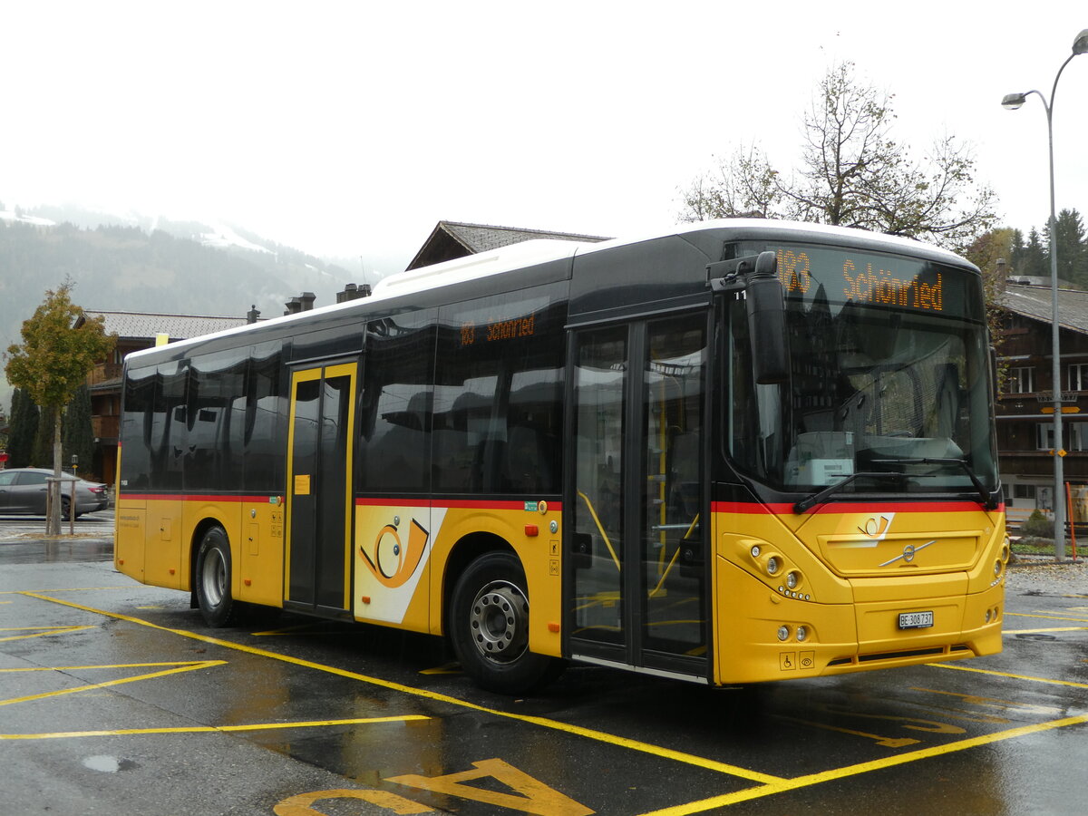 (256'828) - Kbli, Gstaad - BE 308'737/PID 11'458 - Volvo am 9. November 2023 beim Bahnhof Gstaad