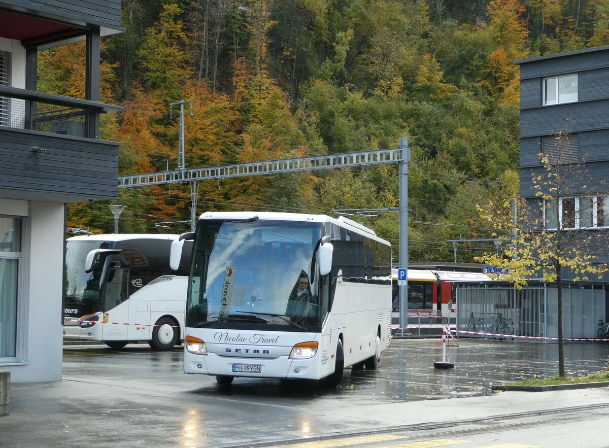(256'848) - Aus Rumnien: Nicolae Travel, Ploiesti - PH 39 YGN - Setra am 10. November 2023 beim Bahnhof Giswil