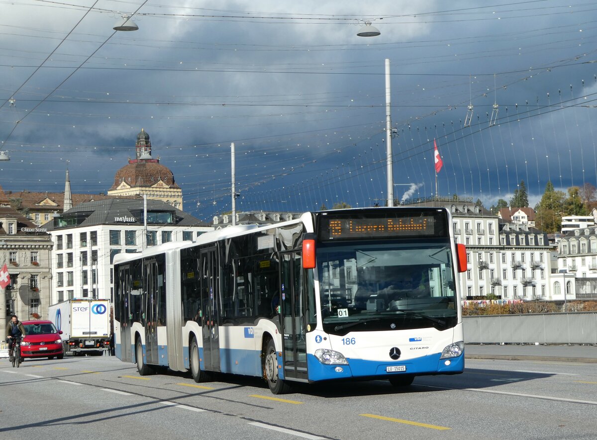 (256'879) - VBL Luzern - Nr. 186/LU 15'015 - Mercedes am 10. November 2023 in Luzern, Bahnhofbrcke