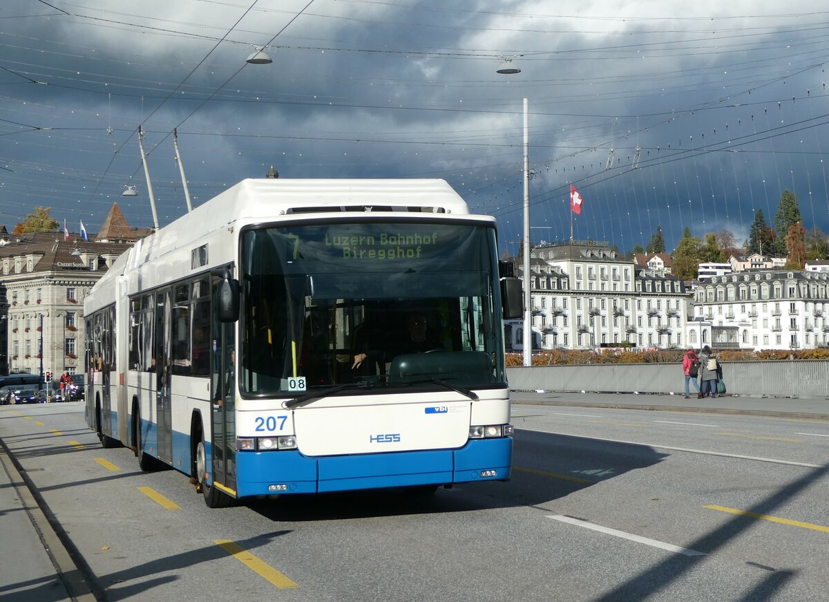 (256'882) - VBL Luzern - Nr. 207 - Hess/Hess Gelenktrolleybus am 10. November 2023 in Luzern, Bahnhofbrcke