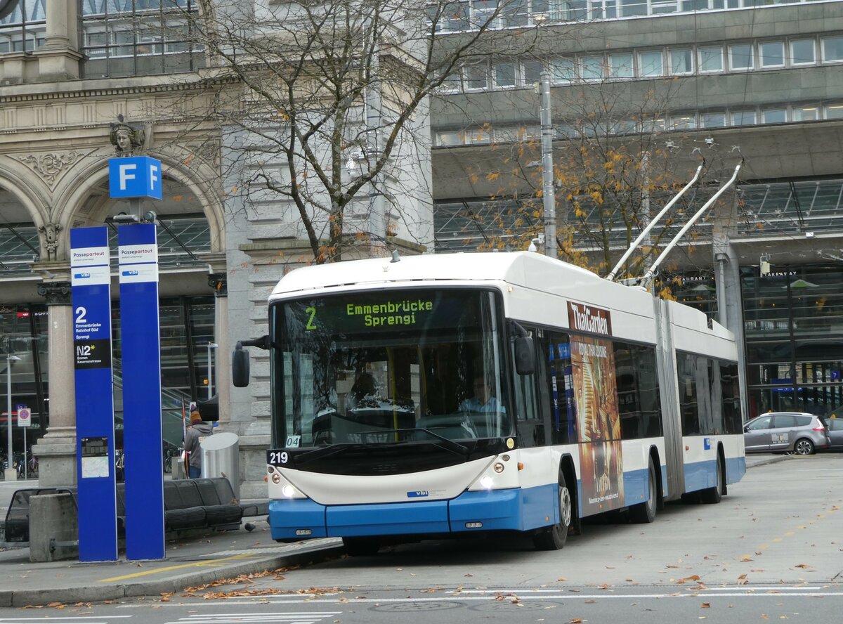 (256'895) - VBL Luzern - Nr. 219 - Hess/Hess Gelenktrolleybus am 10. November 2023 beim Bahnhof Luzern