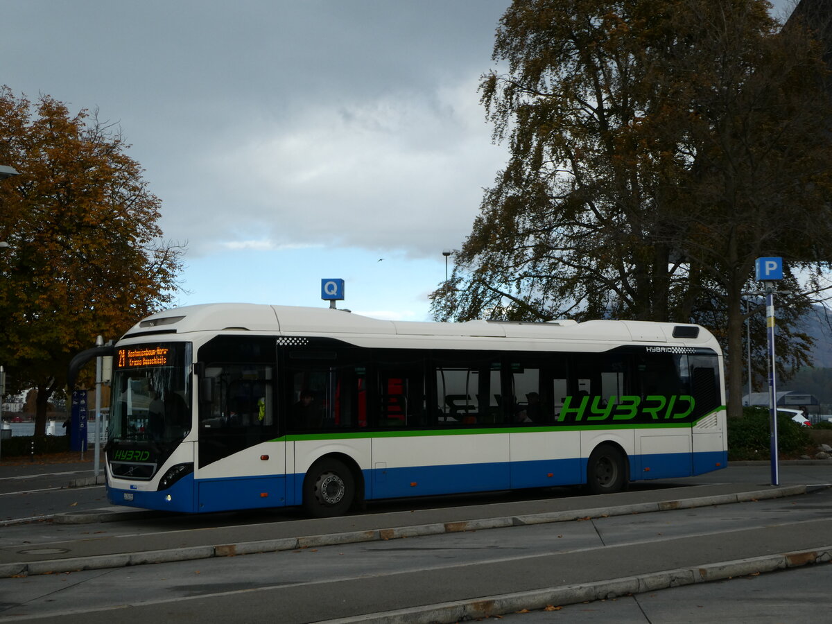 (256'903) - VBL Luzern - Nr. 79/LU 250'225 - Volvo am 10. November 2023 beim Bahnhof Luzern