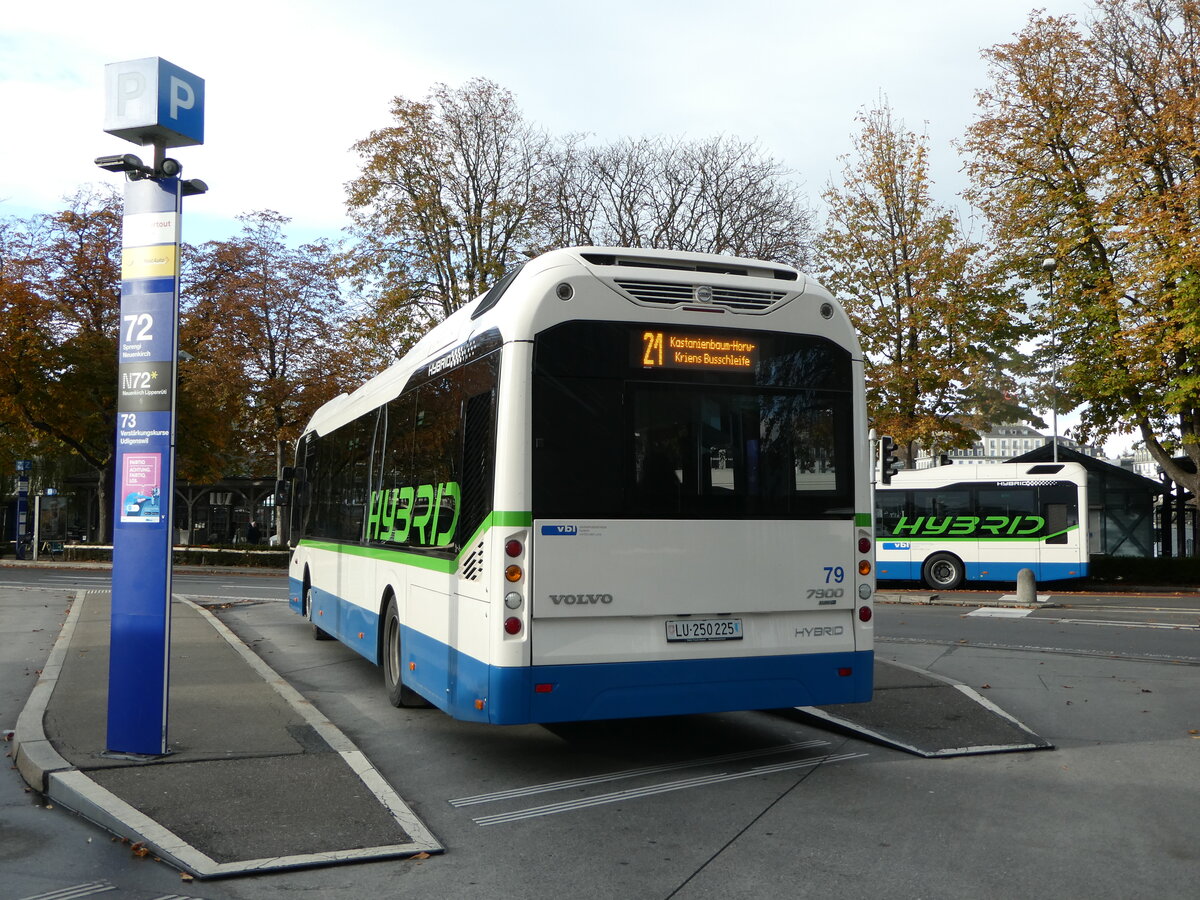 (256'904) - VBL Luzern - Nr. 79/LU 250'225 - Volvo am 10. November 2023 beim Bahnhof Luzern
