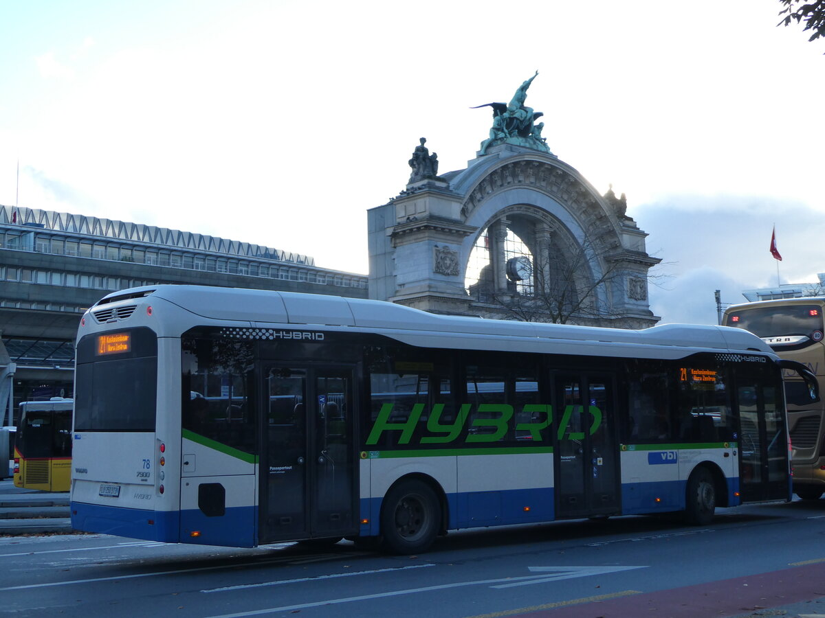 (256'911) - VBL Luzern - Nr. 78/LU 250'373 - Volvo am 10. November 2023 beim Bahnhof Luzern