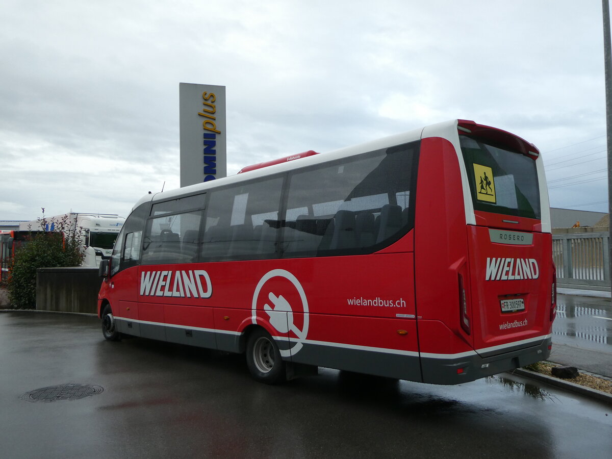 (257'156) - Wieland, Murten - Nr. 112/FR 300'597 - Iveco/Rosero am 19. November 2023 in Kerzers, Interbus