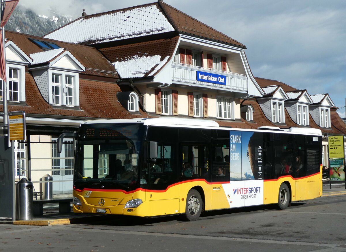 (257'236) - PostAuto Bern - BE 827'645/PID 11'426 - Mercedes am 26. November 2023 beim Bahnhof Interlaken Ost