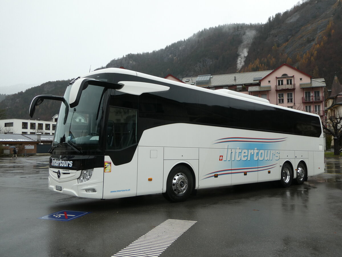 (257'318) - Intertours, Domdidier - FR 300'497 - Mercedes am 1. Dezember 2023 beim Bahnhof Meiringen