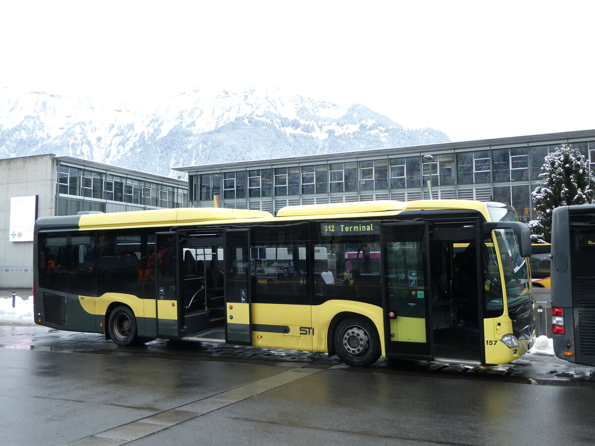 (257'408) - STI Thun - Nr. 157/BE 752'157 - Mercedes am 4. Dezember 2023 beim Bahnhof Interlaken Ost