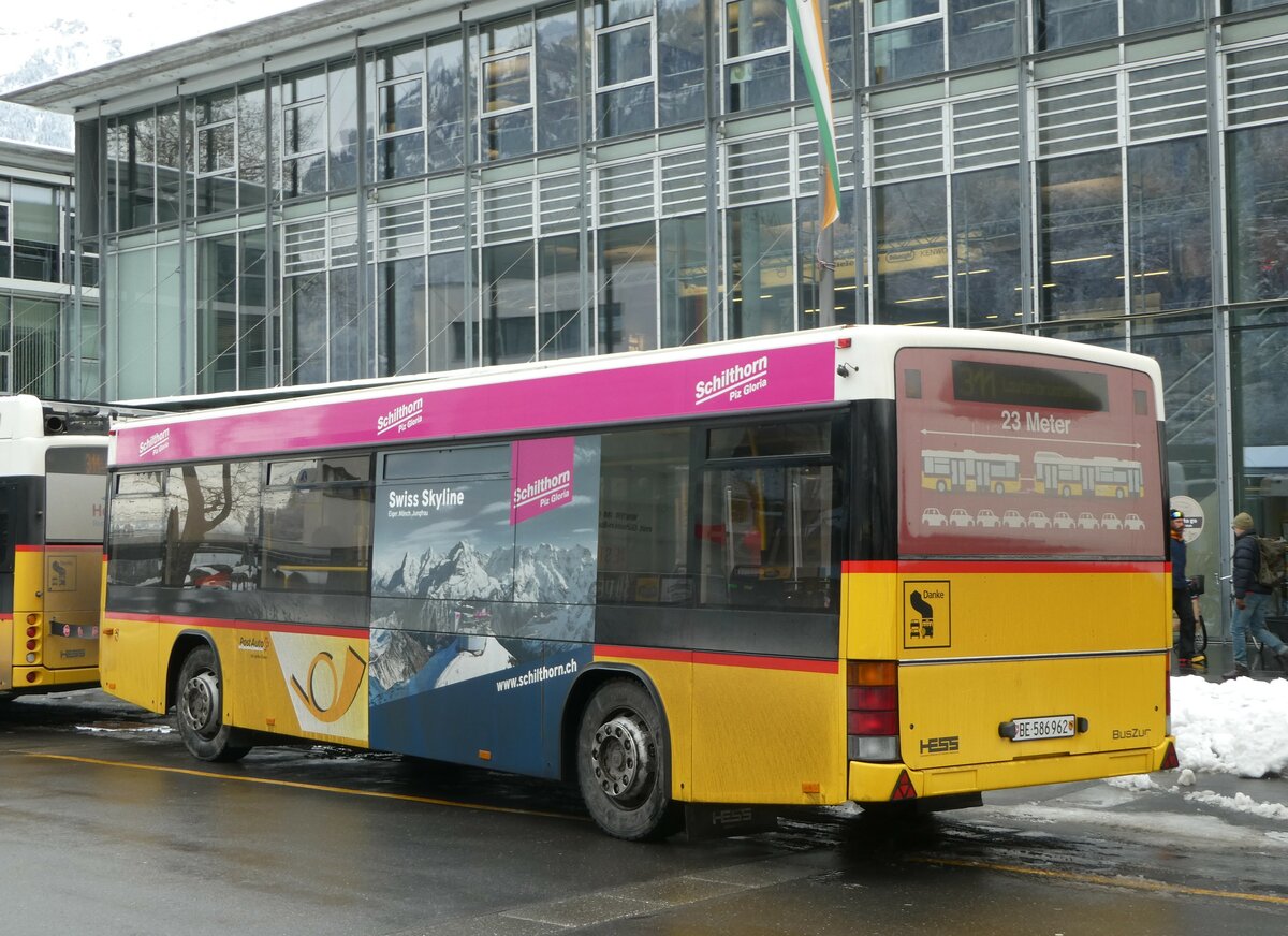 (257'413) - PostAuto Bern - BE 586'962/PID 10'298 - Lanz+Marti/Hess Personenanhnger (ex BE 497'265; ex VBL Luzern Nr. 308) am 4. Dezember 2023 beim Bahnhof Interlaken Ost