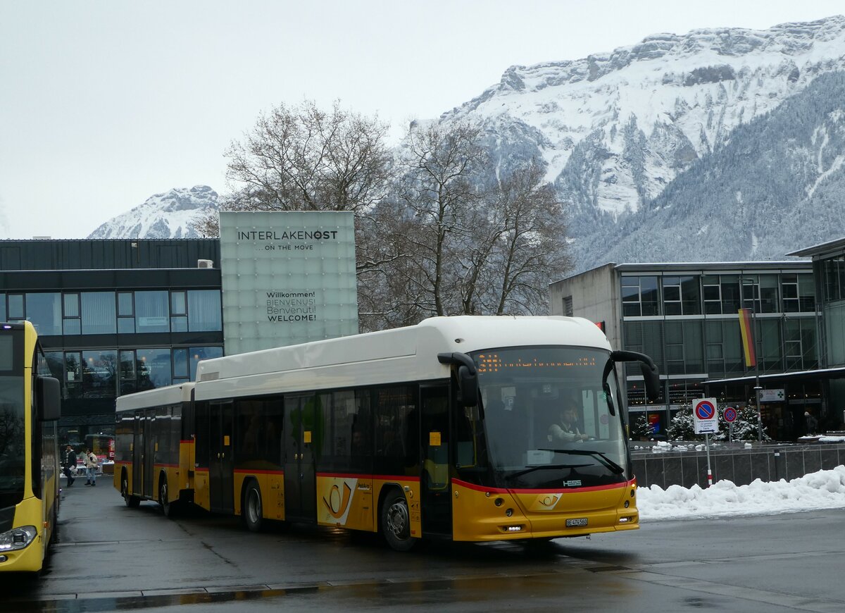 (257'420) - PostAuto Bern - BE 474'560/PID 10'247 - Hess am 4. Dezember 2023 beim Bahnhof Interlaken West