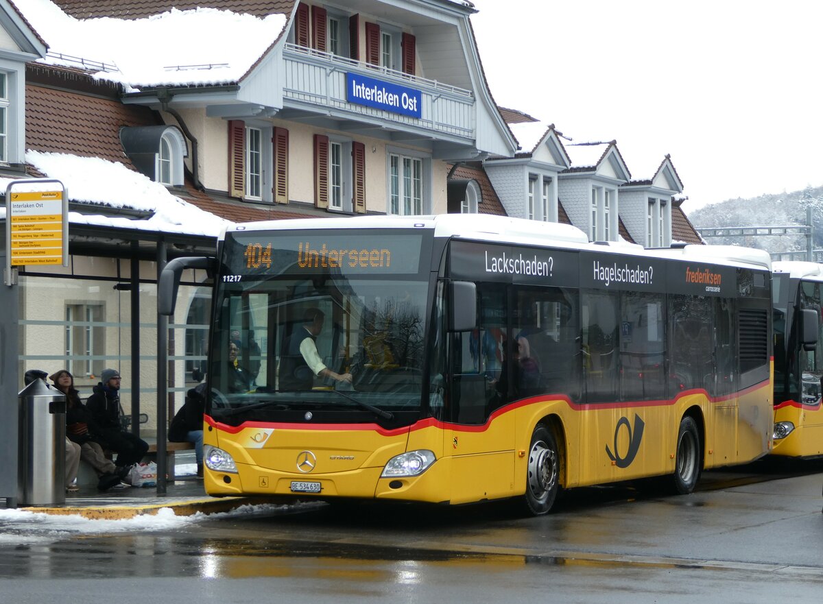 (257'424) - PostAuto Bern - BE 534'630/PID 11'217 - Mercedes am 4. Dezember 2023 beim Bahnhof Interlaken Ost