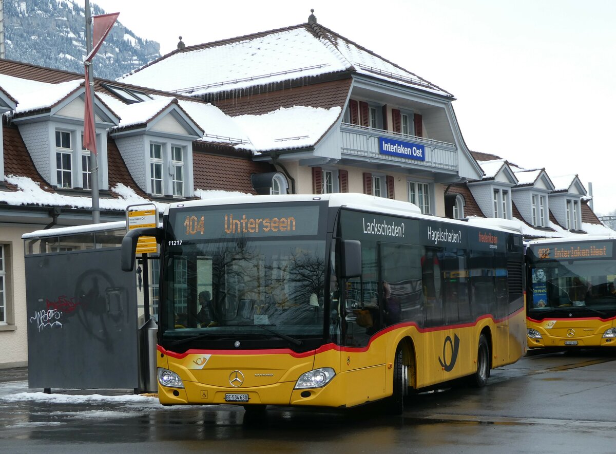 (257'425) - PostAuto Bern - BE 534'630/PID 11'217 - Mercedes am 4. Dezember 2023 beim Bahnhof Interlaken Ost