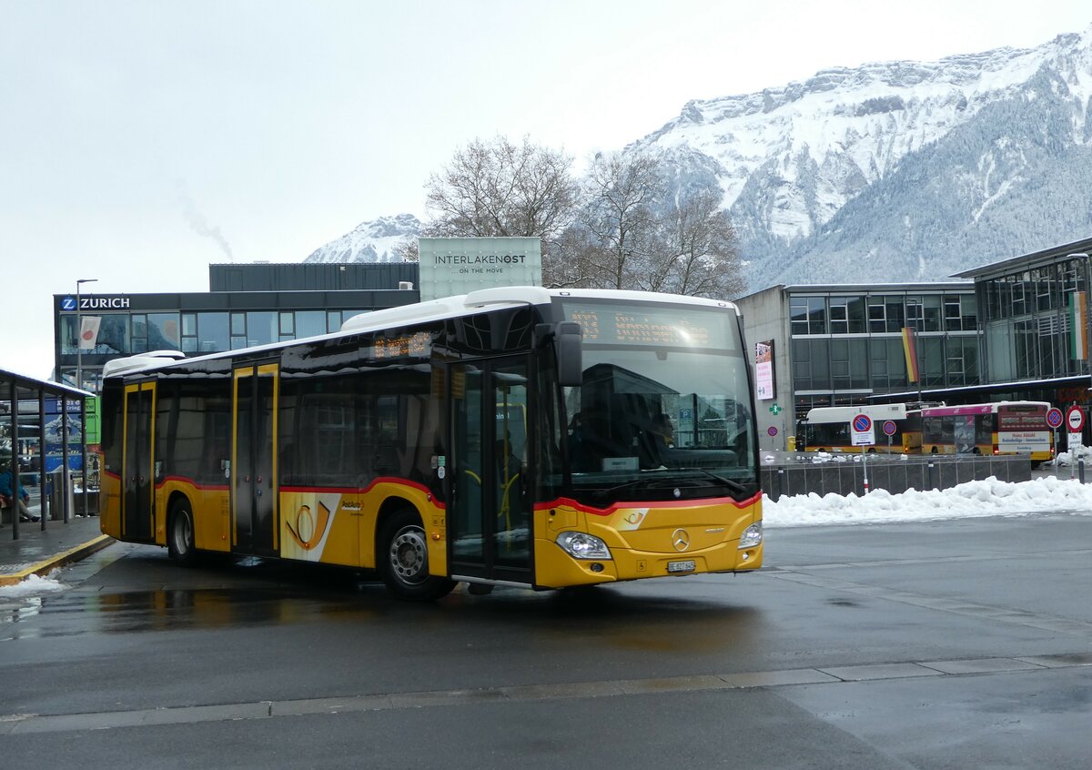 (257'432) - PostAuto Bern - BE 827'645/PID 11'426 - Mercedes am 4. Dezember 2023 beim Bahnhof Interlaken Ost