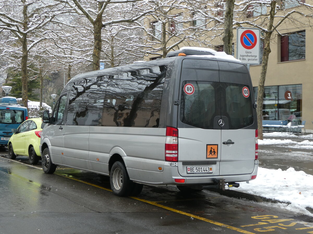 (257'437) - Bnigen Schule, Bnigen - BE 501'443 - Mercedes am 4. Dezember 2023 beim Bahnhof Interlaken Ost