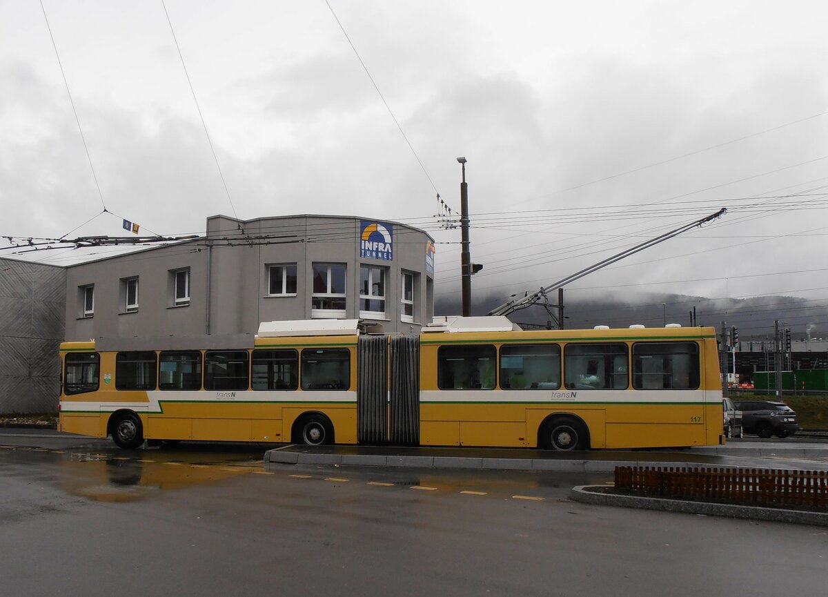 (257'536) - transN, La Chaux-de-Fonds - Nr. 117 - NAW/Hess Gelenktrolleybus (ex TN Neuchtel Nr. 117) am 11. Dezember 2023 beim Bahnhof Marin-pagnier