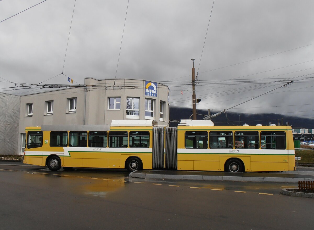 (257'551) - transN, La Chaux-de-Fonds - Nr. 115 - NAW/Hess Gelenktrolleybus (ex TN Neuchtel Nr. 115) am 11. Dezember 2023 beim Bahnhof Marin-pagnier