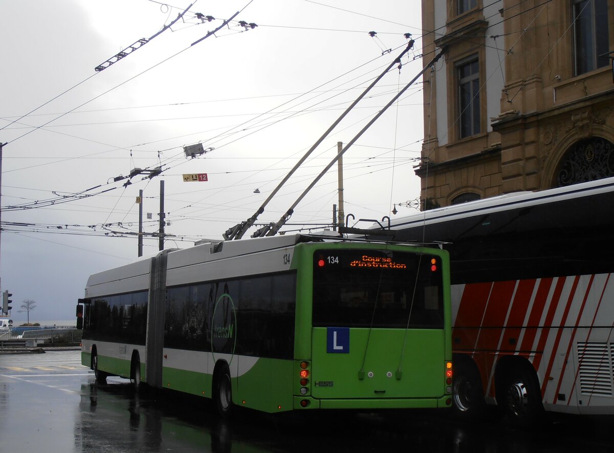 (257'586) - transN, La Chaux-de-Fonds - Nr. 134 - Hess/Hess Gelenktrolleybus (ex TN Neuchtel Nr. 134) am 11. Dezember 2023 in Neuchtel, Place Pury