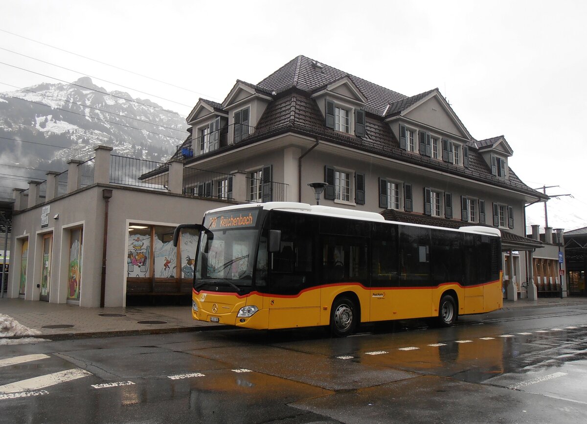 (257'601) - PostAuto Bern - BE 653'382/PID 11'681 - Mercedes (ex BE 535'079) am 12. Dezember 2023 beim Bahnhof Frutigen