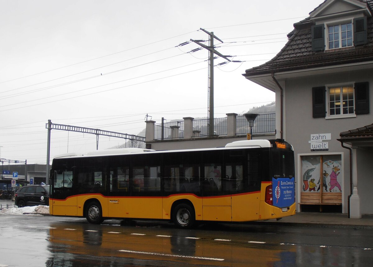 (257'602) - PostAuto Bern - BE 653'382/PID 11'681 - Mercedes (ex BE 535'079) am 12. Dezember 2023 beim Bahnhof Frutigen