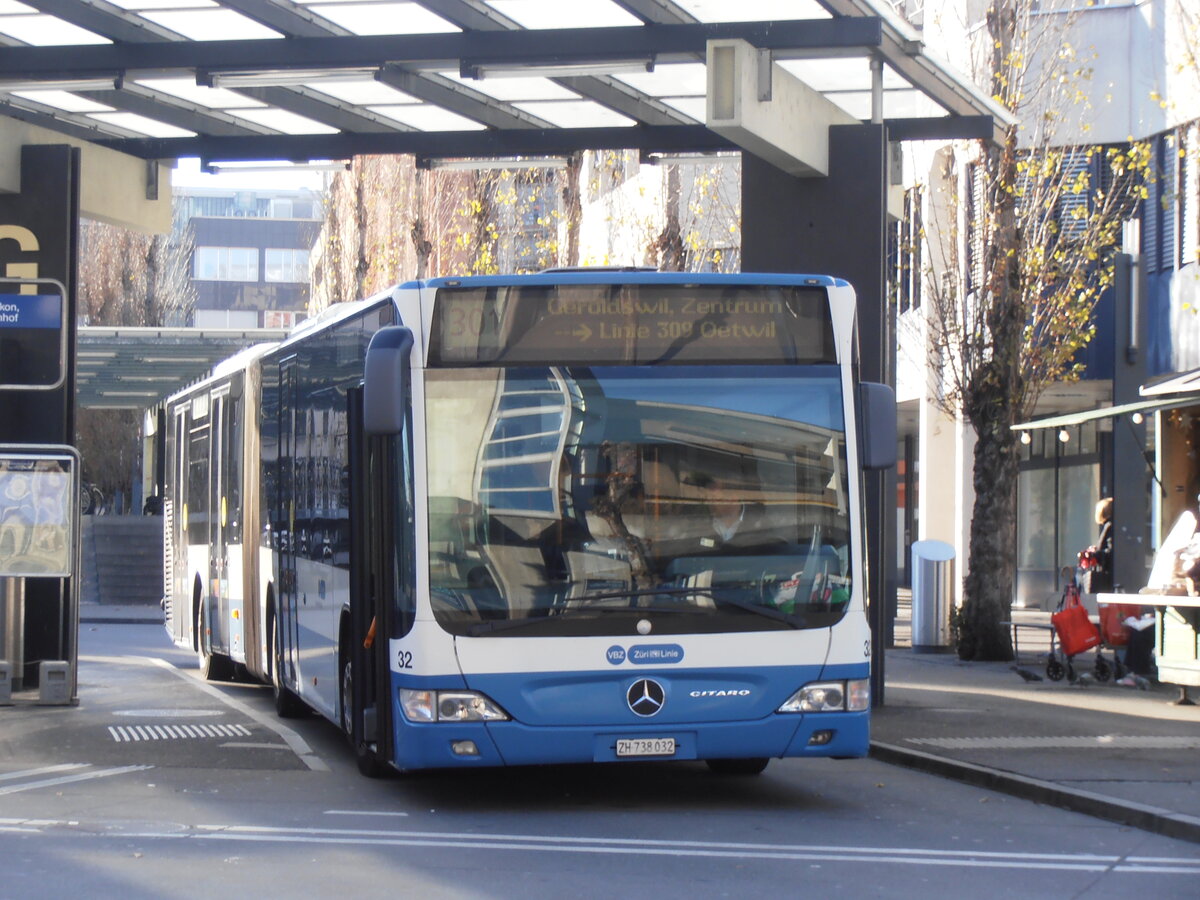 (257'728) - Limmat Bus, Dietikon - Nr. 32/ZH 738'032 - Mercedes am 19. Dezember 2023 beim Bahnhof Dietikon
