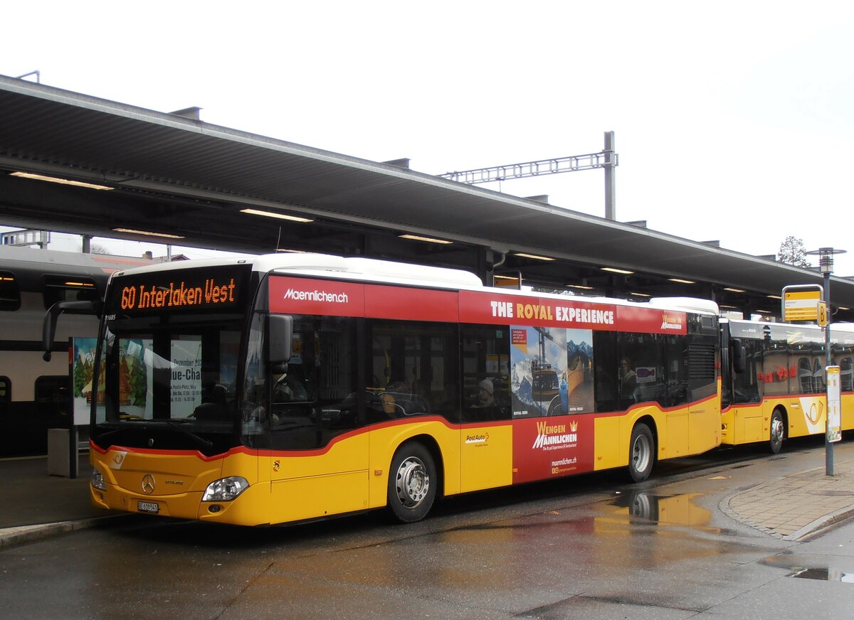 (257'800) - PostAuto Bern - BE 610'541/PID 11'685 - Mercedes am 22. Dezember 2023 beim Bahnhof Spiez
