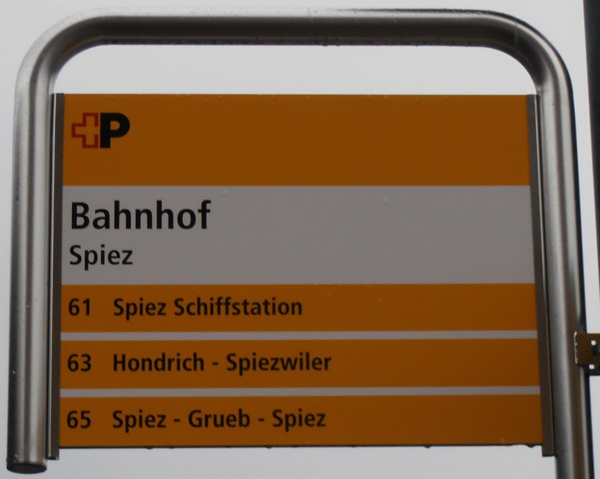 (257'801) - +P-Haltestellenschild - Spiez, Bahnhof - am 22. Dezember 2023