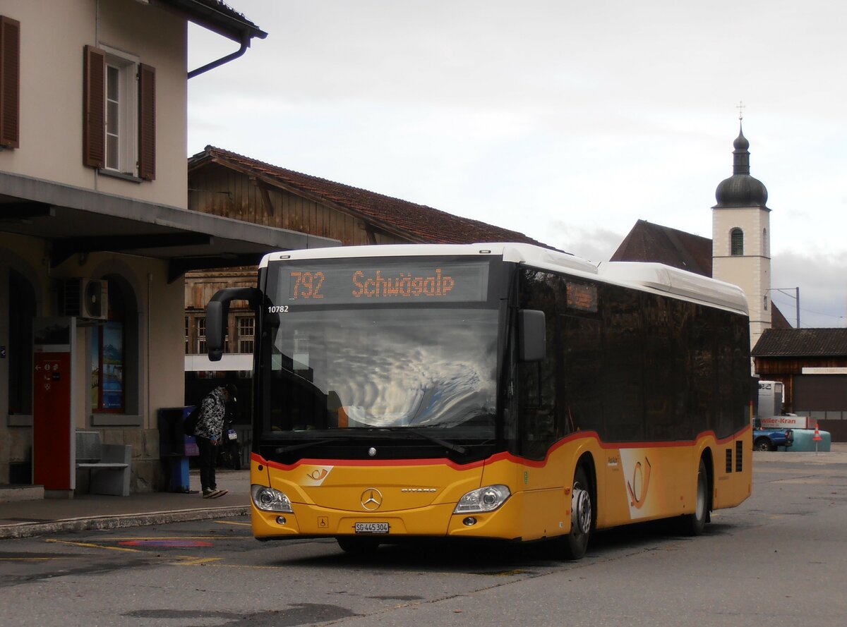 (257'863) - PostAuto Ostschweiz - SG 445'304/PID 10'782 - Mercedes am 23. Dezember 2023 beim Bahnhof Nesslau-Neu St. Johann