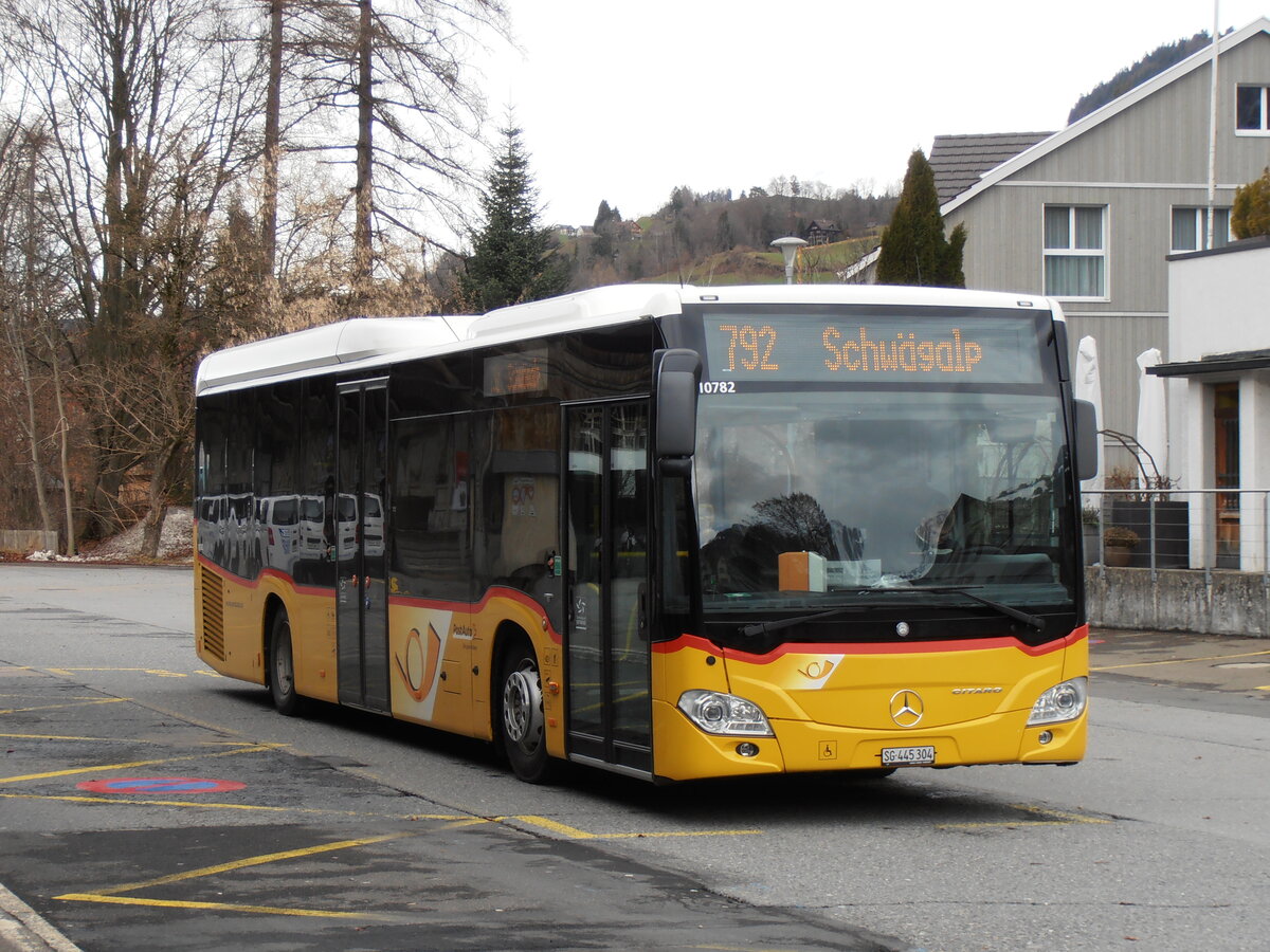 (257'864) - PostAuto Ostschweiz - SG 445'304/PID 10'782 - Mercedes am 23. Dezember 2023 beim Bahnhof Nesslau-Neu St. Johann