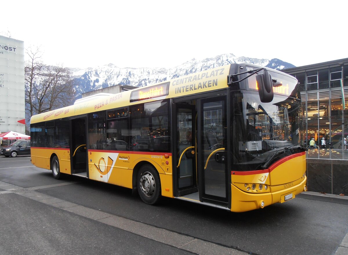 (257'968) - PostAuto Bern - BE 610'537/PID 5070 - Solaris am 28. Dezember 2023 beim Bahnhof Interlaken Ost